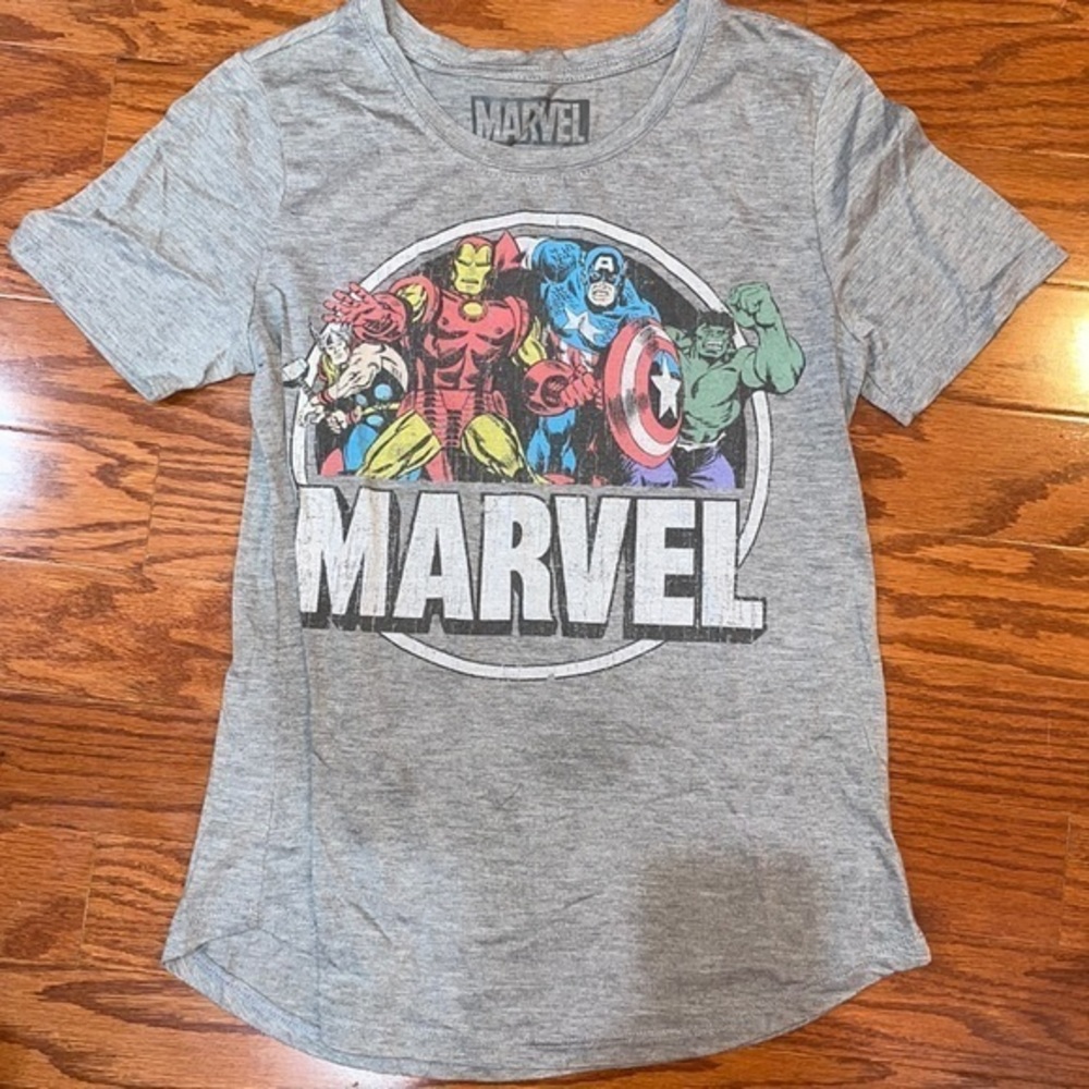 Like new gray marvel avengers shirt - worn once for‎ birthday party size S